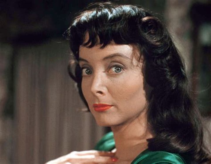 Discover the Surprising Net Worth of Hollywood Icon Carolyn Jones