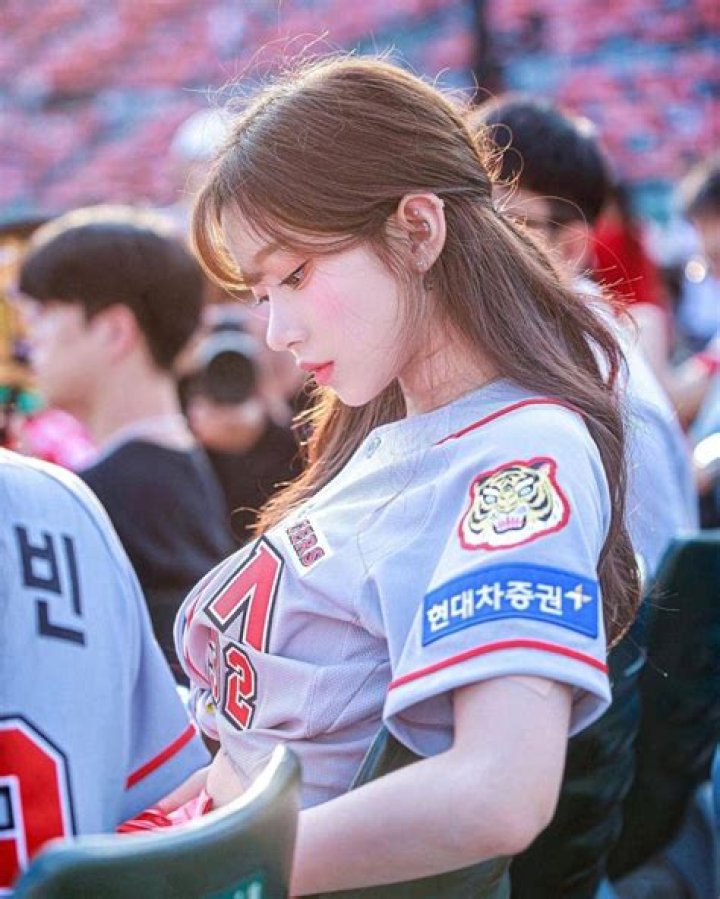 Discovering Lee Ju-eun: The Cheerleader Taking Instagram by Storm