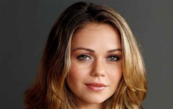 Unveiling Alexis Dziena: A Comprehensive Biography and Career Overview